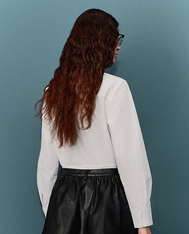  URBAN REVIVO - Áo sơ mi nữ tay dài phom croptop Button Up 