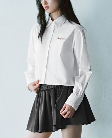  URBAN REVIVO - Áo sơ mi nữ cổ bẻ tay dài phom croptop 