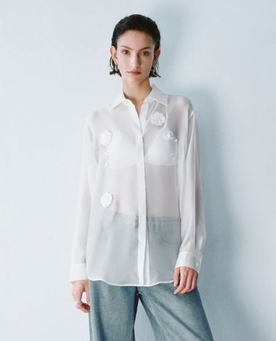 URBAN REVIVO - Áo sơ mi nữ cổ bẻ tay dài đính hoa 