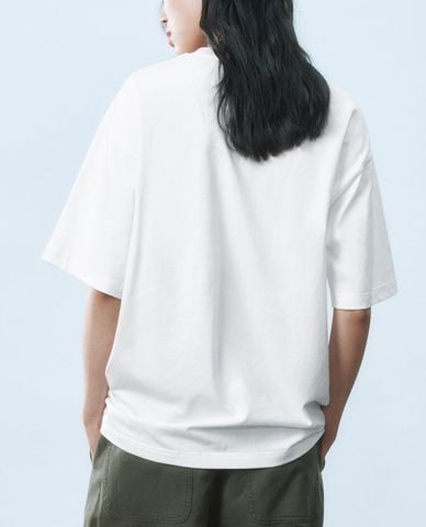  URBAN REVIVO - Áo thun nữ cổ tròn tay ngắn in họa tiết 