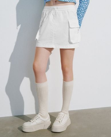  URBAN REVIVO - Chân váy chữ A mini lưng thun Straight 