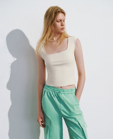  URBAN REVIVO - Áo sát nách nữ cổ vuông hiện đại 