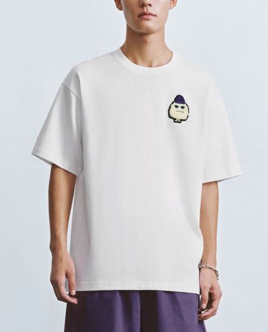  URBAN REVIVO - Áo thun nam cổ tròn tay ngắn phối hình thêu trẻ trung Printed 