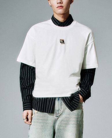  URBAN REVIVO - Áo thun nam cổ tròn in hình hiện đại 