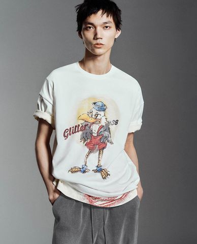  URBAN REVIVO - Áo thun nam cổ tròn in hình hiện đại 