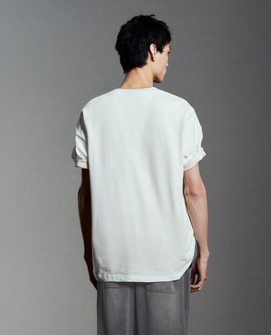  URBAN REVIVO - Áo thun nam cổ tròn in hình hiện đại 