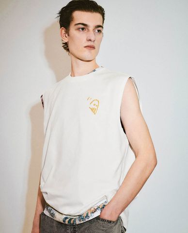  URBAN REVIVO - Áo ba lỗ nam cổ tròn phối hình in 