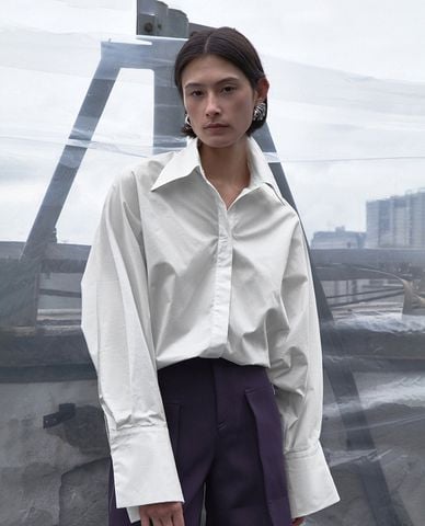  URBAN REVIVO -  Áo sơ mi nữ cổ bẻ tay dài thanh lịch 