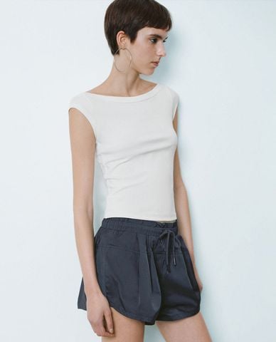  URBAN REVIVO - Áo thun nữ cổ thuyền tay ngắn phom ôm 