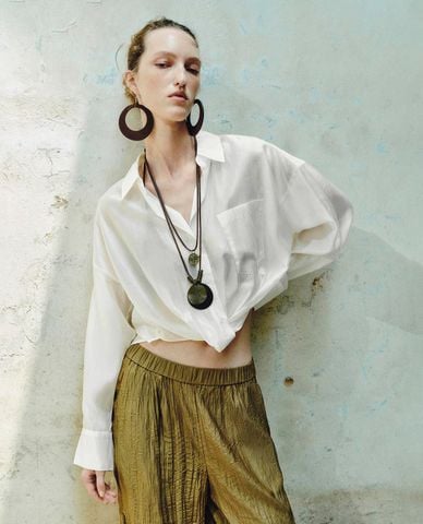  URBAN REVIVO - Áo sơ mi nữ cổ bẻ tay dài phom croptop 