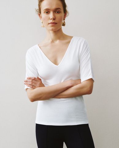  URBAN REVIVO - Áo thun nữ cổ V tay lỡ trẻ trung 