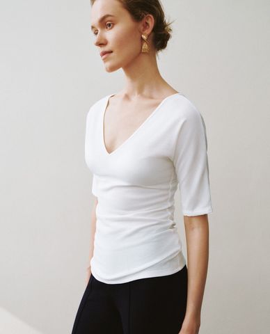  URBAN REVIVO - Áo thun nữ cổ V tay lỡ trẻ trung 