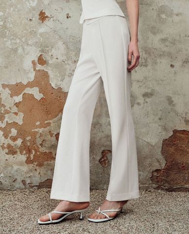  URBAN REVIVO - Quần nữ ống loe xếp ly thanh lịch 