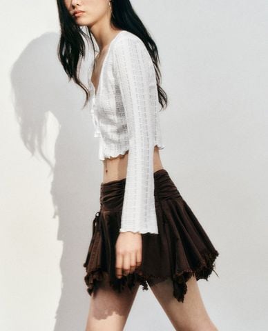  URBAN REVIVO - Áo kiểu nữ cổ V tay dài nữ tính 