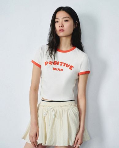  URBAN REVIVO - Áo croptop nữ cổ tròn tay ngắn in hoạ tiết 