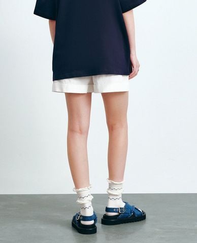  URBAN REVIVO - Quần short nữ ngang gối xắn gấu thanh lịch 