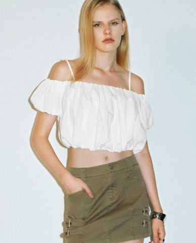  URBAN REVIVO - Áo trễ vai nữ tay phồng phom croptop Cami 