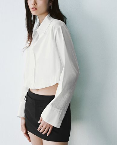  URBAN REVIVO - Áo sơ mi nữ cổ bẻ tay dài phom croptop 