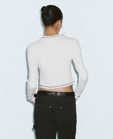  URBAN REVIVO - Áo croptop nữ cổ tròn tay dài phom ôm 