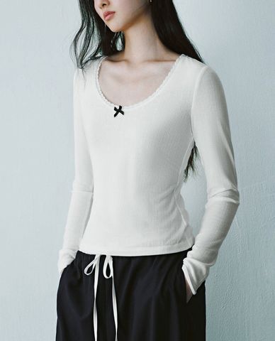  URBAN REVIVO - Áo thun nữ cổ tròn nữ tính 