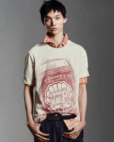  URBAN REVIVO - Áo thun nam cổ tròn tay ngắn in hoạ tiết 