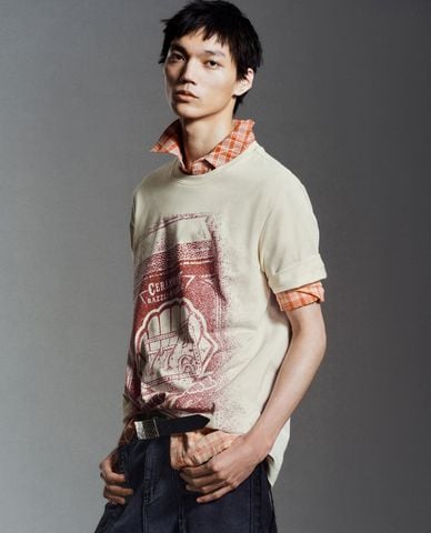  URBAN REVIVO - Áo thun nam cổ tròn tay ngắn in hoạ tiết 