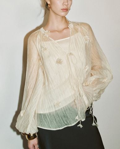  URBAN REVIVO - Áo sơ mi nữ cổ tròn cách điệu 