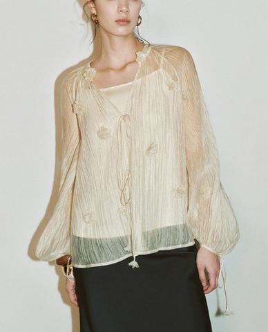  URBAN REVIVO - Áo sơ mi nữ cổ tròn cách điệu 