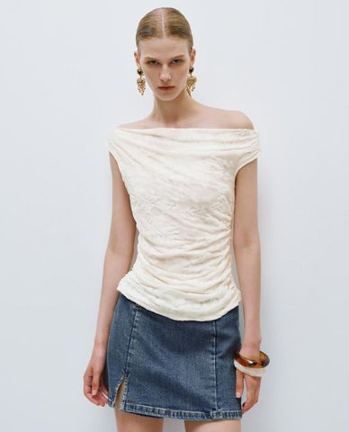  URBAN REVIVO - Áo trễ vai nữ tay ngắn phom ôm 