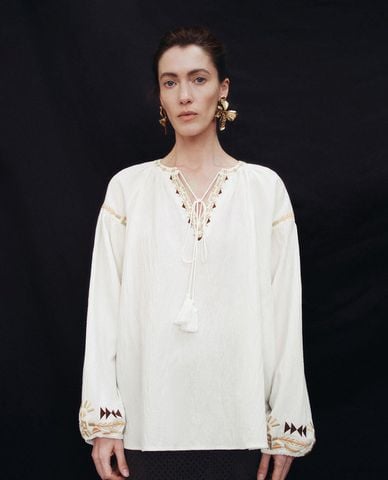  URBAN REVIVO - Áo kiểu nữ cổ tròn phối tua rua 