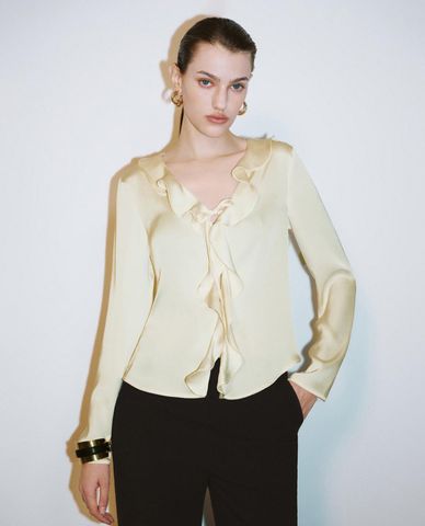  URBAN REVIVO - Áo kiểu nữ cổ V phối bèo nhún 