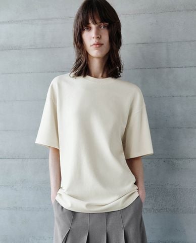  URBAN REVIVO - Áo thun nữ cổ tròn tay ngắn hiện đại 