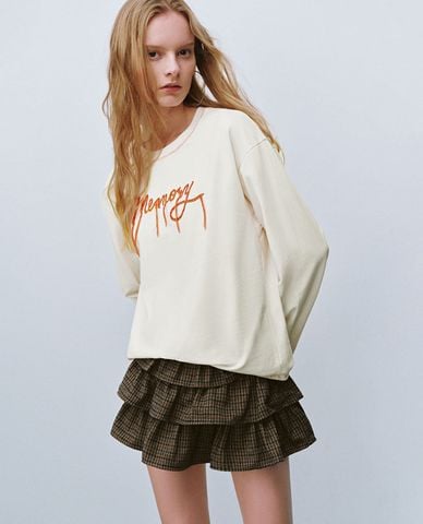  URBAN REVIVO - Áo thun nữ cổ tròn tay dài cá tính 