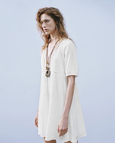  URBAN REVIVO - Đầm xếp tầng mini cổ V tay ngắn 