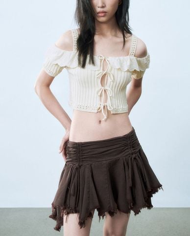  URBAN REVIVO - Áo trễ vai nữ dệt kim thắt dây nữ tính 