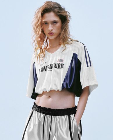  URBAN REVIVO - Áo croptop nữ cổ V tay lỡ Jersey 