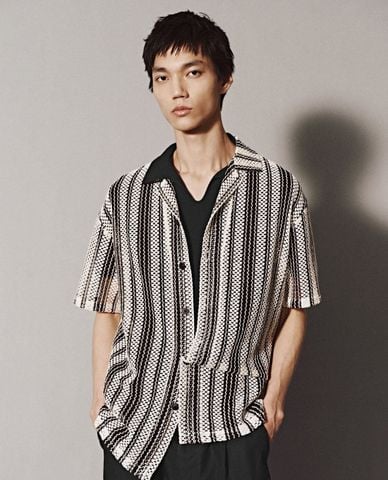  URBAN REVIVO - Áo sơ mi nam cổ bẻ tay ngắn kẻ sọc 