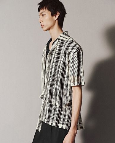  URBAN REVIVO - Áo sơ mi nam cổ bẻ tay ngắn kẻ sọc 