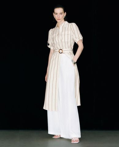  URBAN REVIVO - Đầm sơ mi midi xẻ tà phối thắt lưng 