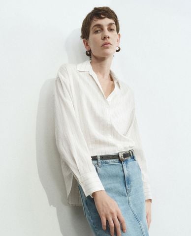  URBAN REVIVO - Áo sơ mi nữ cổ bẻ tay dài phom suông 