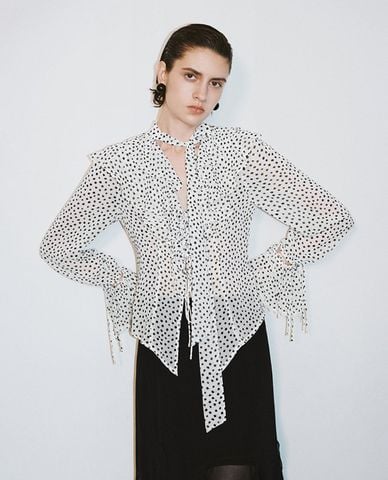  URBAN REVIVO - Áo sơ mi nữ họa tiết chấm bi hiện đại 