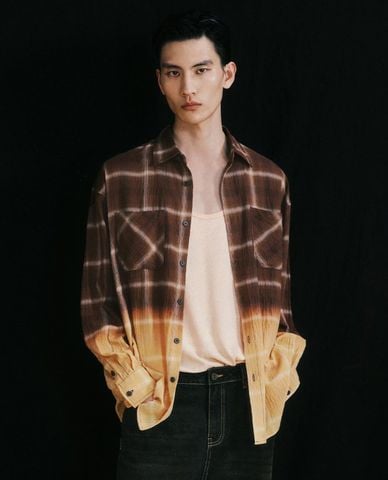  URBAN REVIVO - Áo sơ mi nam cổ bẻ tay dài Plaid 