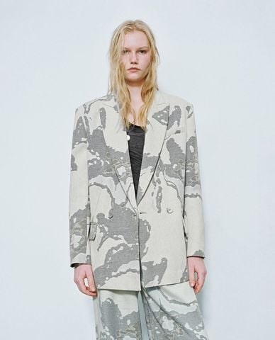  URBAN REVIVO - Áo khoác blazer nữ hoạ tiết hiện đại 