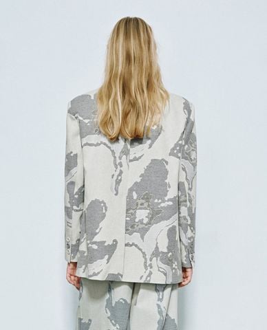  URBAN REVIVO - Áo khoác blazer nữ hoạ tiết hiện đại 