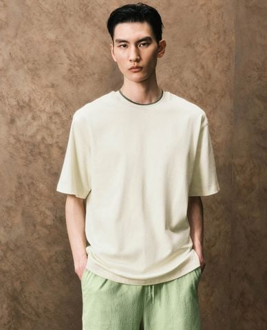  URBAN REVIVO - Áo thun nam cổ tròn tay ngắn hiện đại 