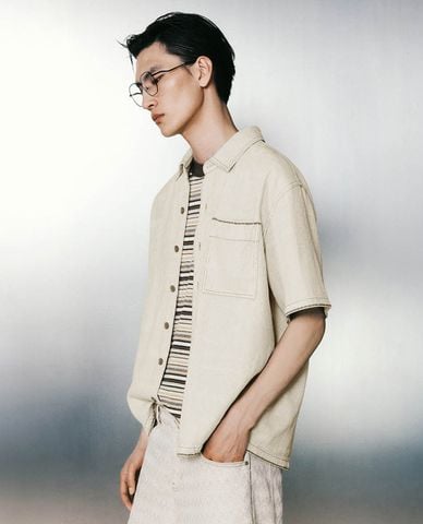  URBAN REVIVO - Áo sơ mi denim nam tay ngắn phối túi 