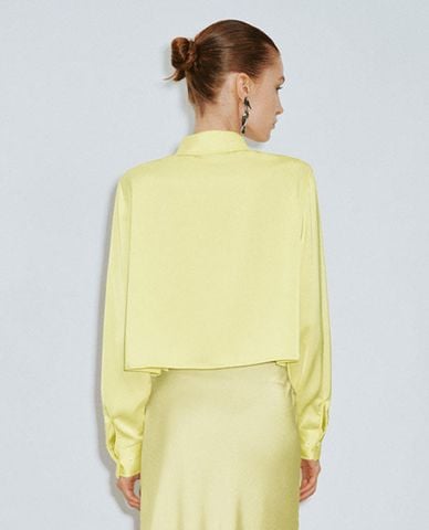  URBAN REVIVO - Áo sơ mi nữ cổ bẻ tay dài phom croptop Button Up Straight 