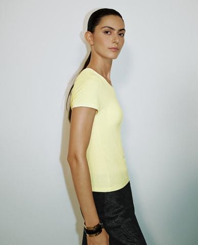  URBAN REVIVO - Áo thun nữ cổ tròn tay ngắn hiện đại 