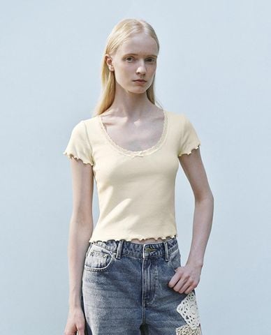  URBAN REVIVO - Áo thun nữ cổ tròn tay ngắn phối ren 