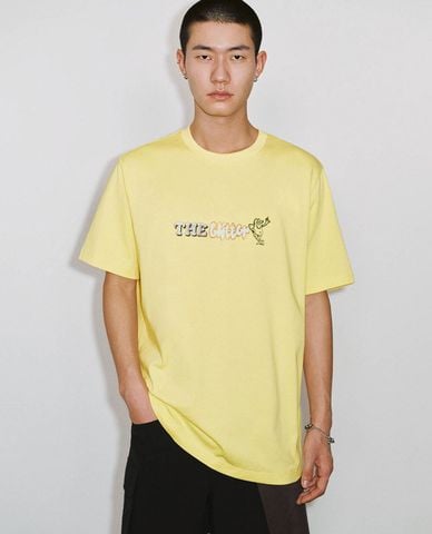  URBAN REVIVO - Áo thun nam cổ tròn tay ngắn in chữ 